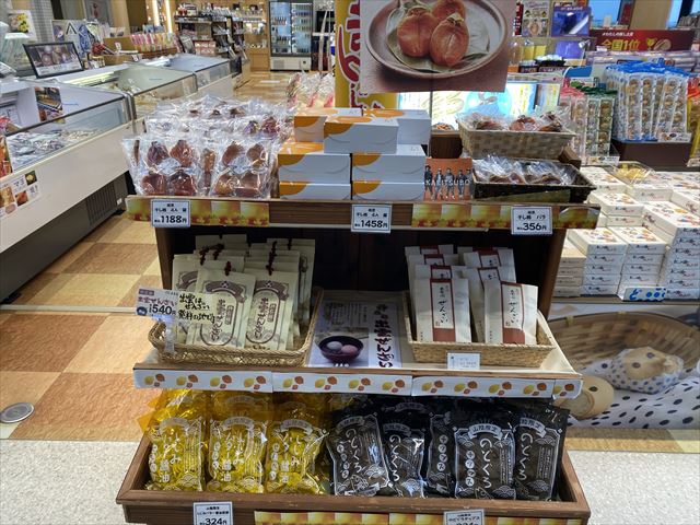 出雲市駅内に3月1日にオープンした『おみやげ楽市』出雲店様で弊社スモークナッツ2種類、山椒と燻製藻塩 瓶詰め を販売いただいてます。出雲市駅おみやげ楽市スモークナッツ山椒と燻製藻塩