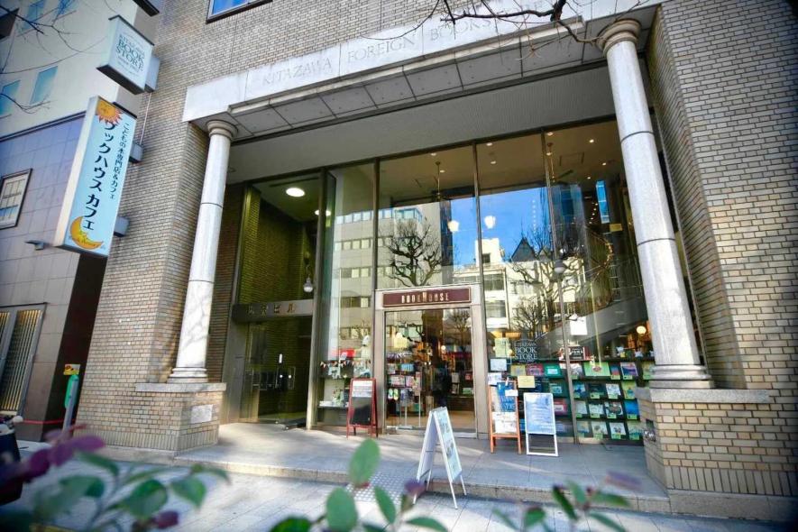 忙しい大人に。絵本カフェ「CAFE SEE MORE GLASS」で癒しのひとときしあわせの読書空間 vol.3『 店名 CAFE SEEMORE GLASS』BOOKウォッチ