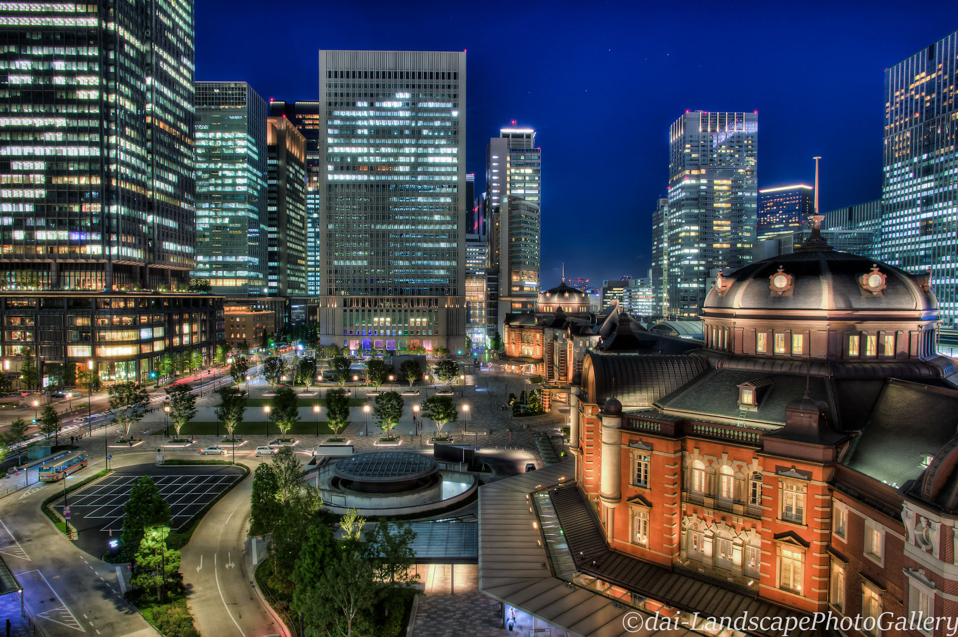 工場夜景×フレンチの最強コンビ🏭✨, 東京駅発の「東京レストランバス」で川崎工業地帯の夜景を楽しんできました🚌, 📍見どころポイント,・2階建てバスからの絶景, ・本格フレンチのフルコース, ・工場夜景スポットで撮影OK, ・専門ガイドによる解説付き,高速道路からの景色が新鮮で、「フレアスタック」の炎や水銀灯の緑色の光など、工場夜景の魅力をたっぷり味わえました🌃ソロ活や記念日にもぴったりの非日