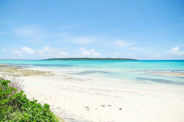 東洋一の美しさで知られる宮古島・与那覇前浜ビーチから来間島へ絶景ドライブ特集たびらい